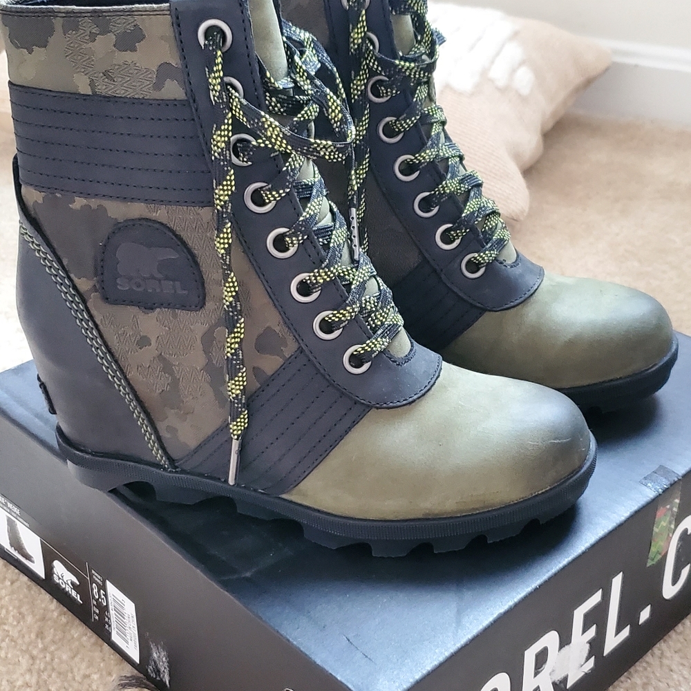 Hard To Find Sorel Lexie Camo wedge boots. NEW